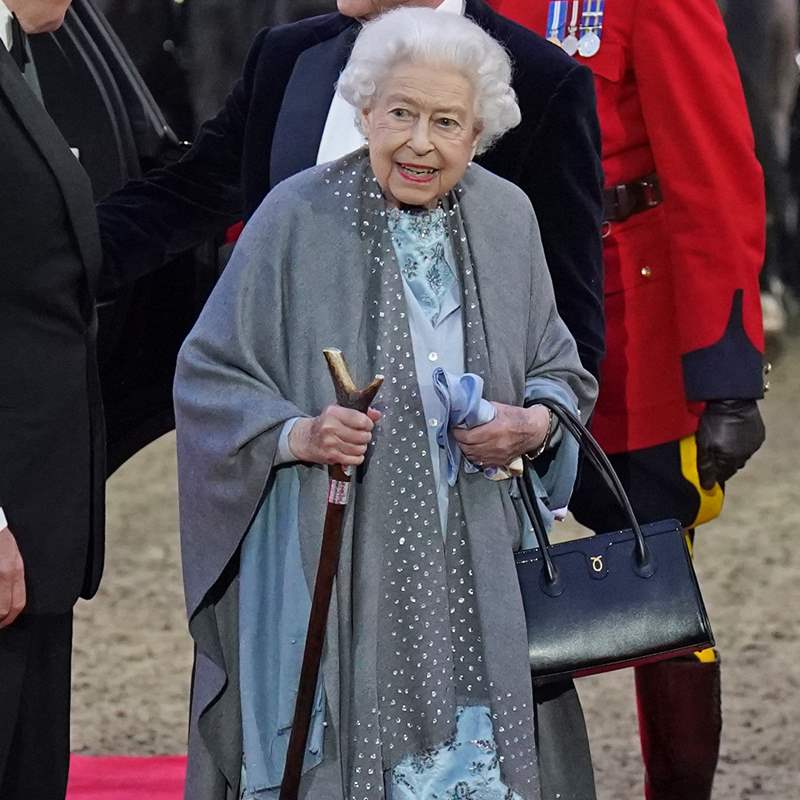Isabel II, con bastón, se rodea de Tom Cruise y Helen Mirren para ir a su segundo acto en dos días