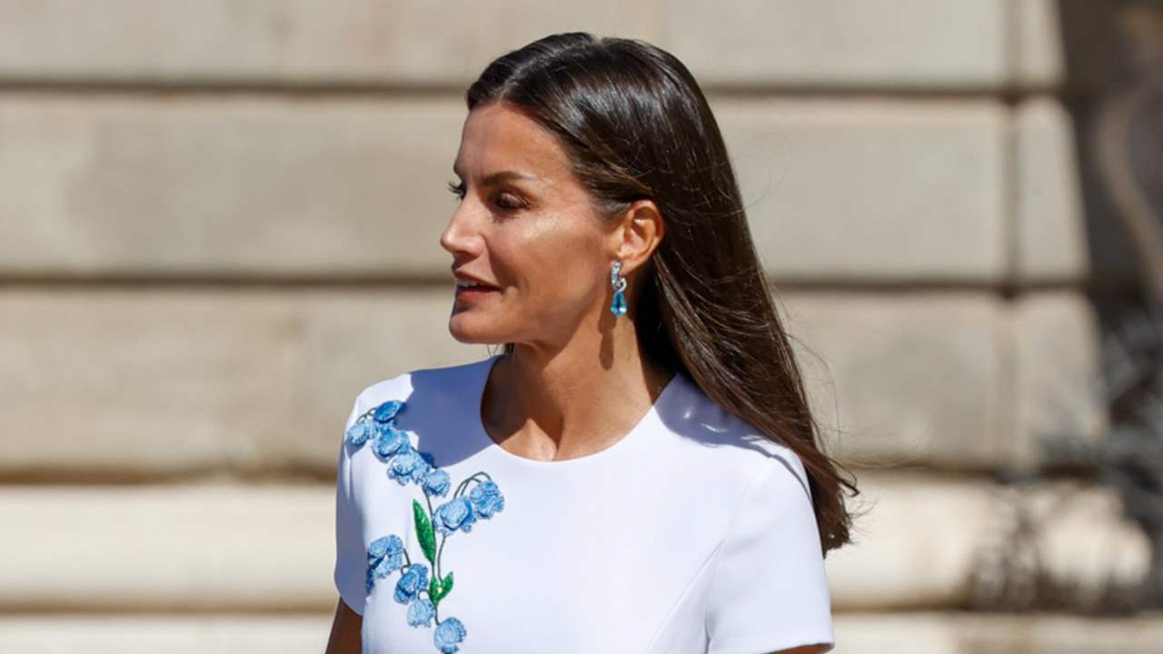 La reina Letizia estrena pero no sorprende con un vestido blanco en la bienvenida al Emir de Catar