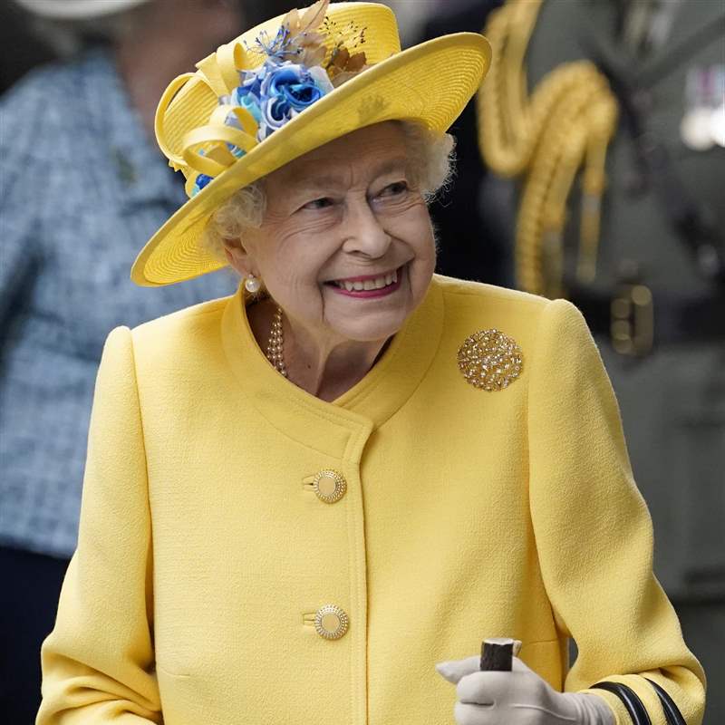 La reina Isabel II inaugura por sorpresa una nueva línea de metro con su nombre en Londres