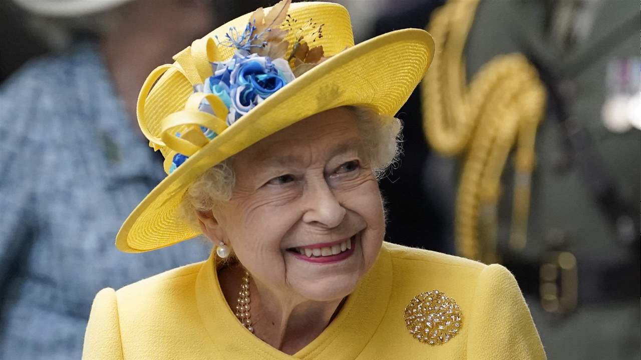 La reina Isabel II inaugura por sorpresa una nueva línea de metro con su nombre en Londres
