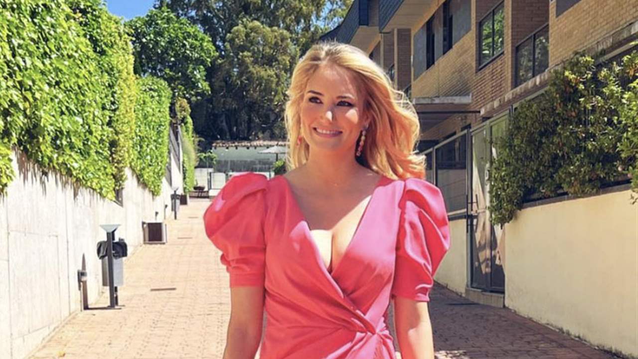 Alba Carrillo triunfa como invitada de verano con el vestido rosa low cost que 'quita' tallas