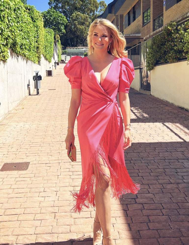 paño Túnica oleada Alba Carrillo triunfa como invitada de verano con el vestido rosa low cost  que 'quita' tallas
