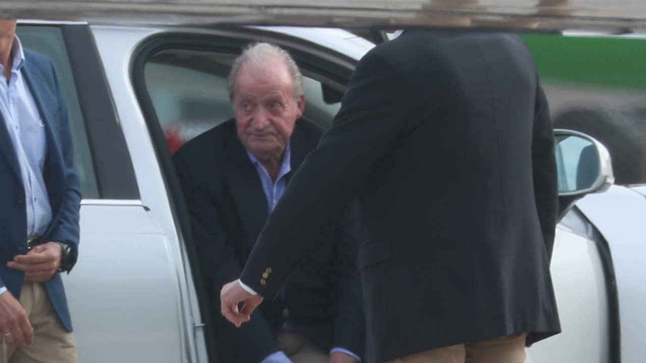 El rey Juan Carlos, ya en España, pone rumbo a Sanxenxo casi dos años después de su marcha a Abu Dabi