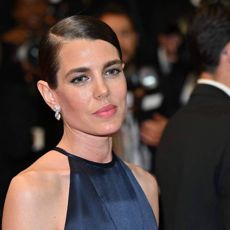 Carlota Casiraghi brilla en el Festival de Cannes con un impecable vestido azul noche que querrás copiar en tu próximo look de invitada