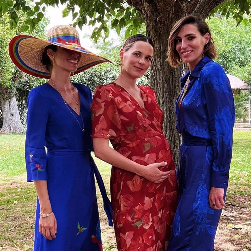Eugenia y Claudia Osborne, embarazadísima, se van de boda y presumen de estilo con diseños de su hermana Ana Cristina