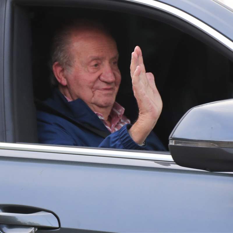 El rey Juan Carlos abandona Zarzuela para su encuentro privado con Felipe, Letizia, la reina Sofía y sus nietos
