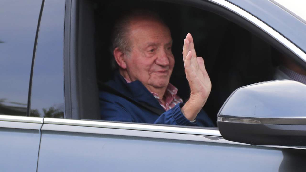 El rey Juan Carlos abandona Zarzuela para su encuentro privado con Felipe, Letizia, la reina Sofía y sus nietos