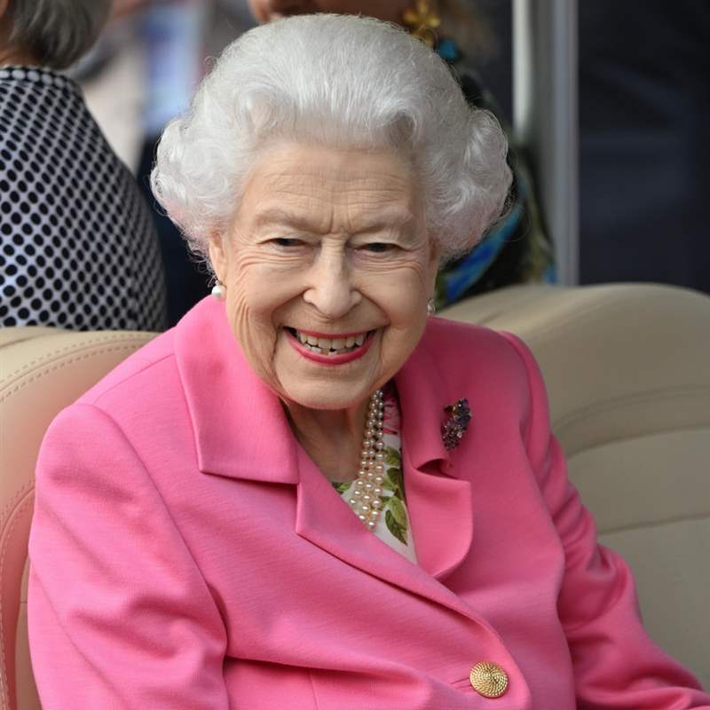 Isabel II protagoniza la imagen de la semana montada en el 'Queen Mobile', su particular 'carroza' real
