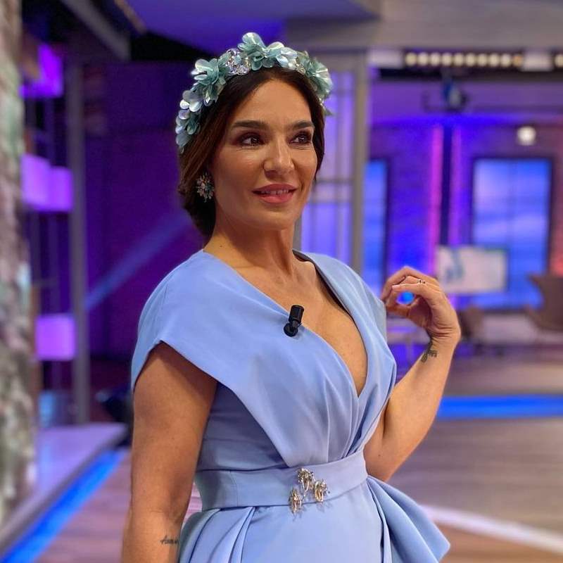 Raquel Bollo se inspira en la reina Letizia con el vestido midi 'efecto tipazo', ideal para los looks de invitada pasados los 40