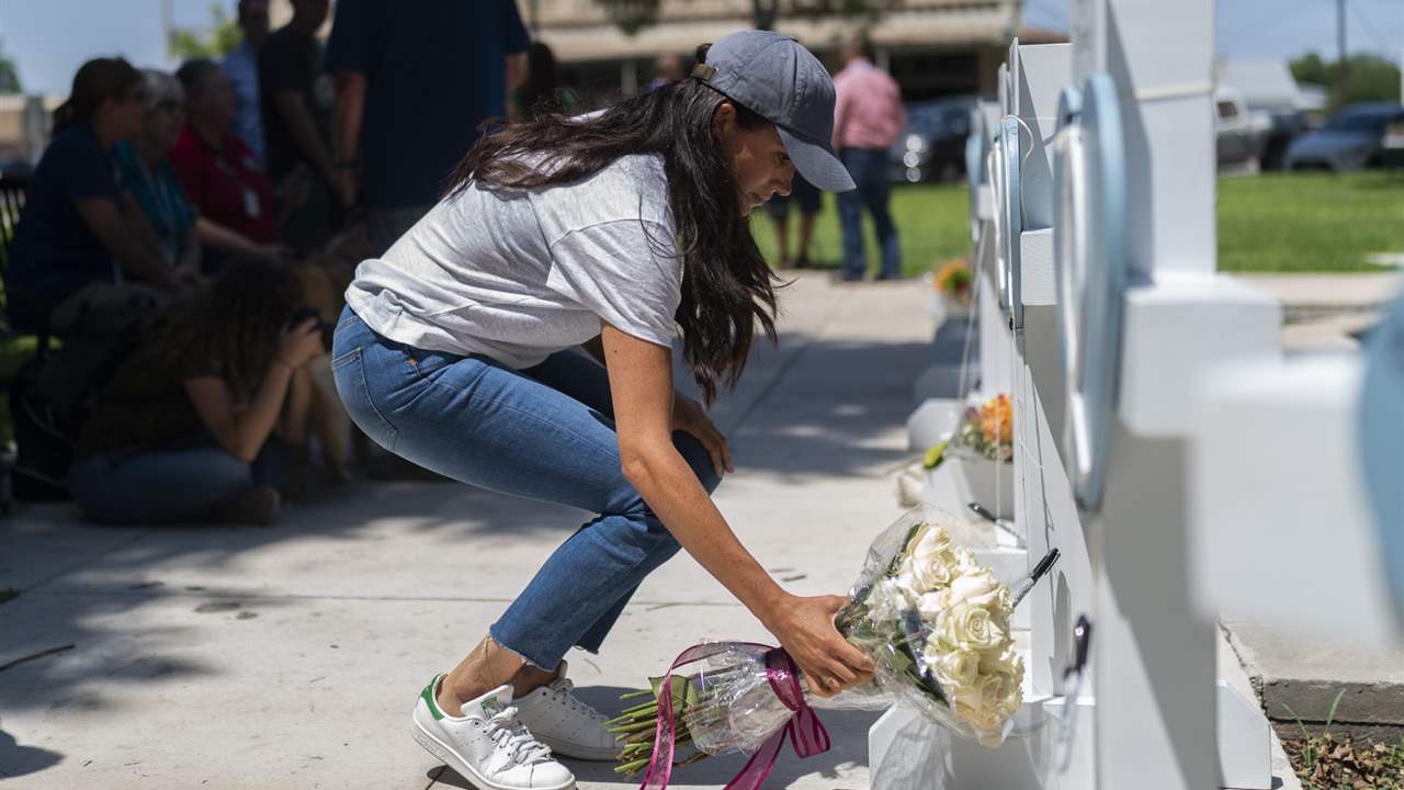 Meghan Markle rinde homenaje a las víctimas del tiroteo en un colegio en Texas