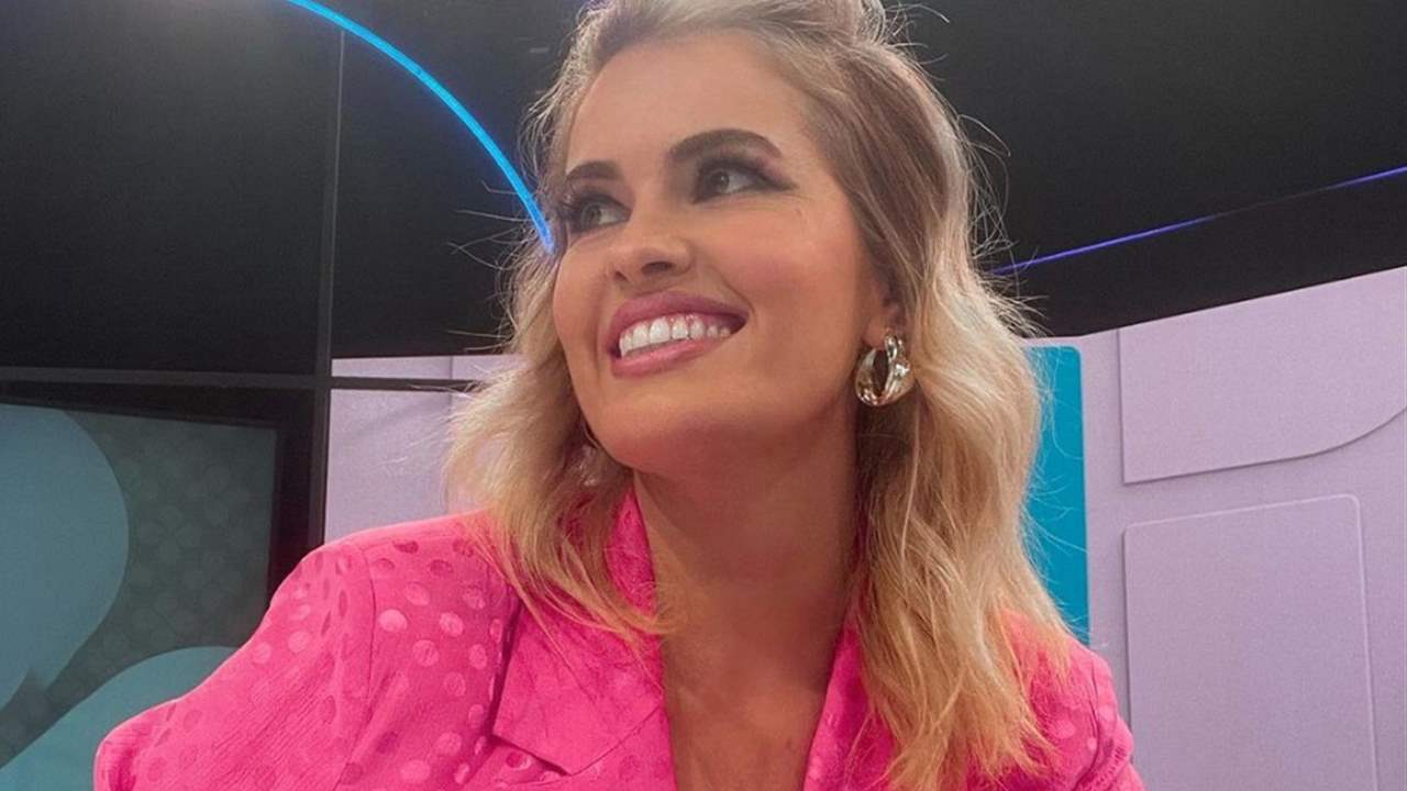 Adriana Abenia ya tiene la chaqueta rosa fluida de Mango que hizo viral Rocío Carrasco