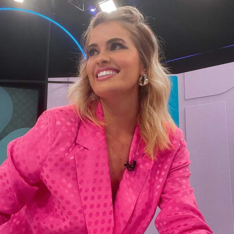 Adriana Abenia ya tiene la chaqueta rosa fluida de Mango que hizo viral Rocío Carrasco
