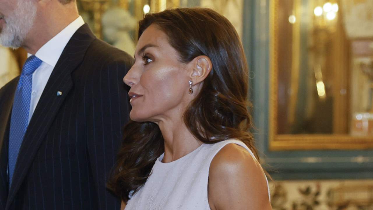 La reina Letizia se reconcilia con Felipe Varela y rescata el look lady de encaje más romántico de su armario