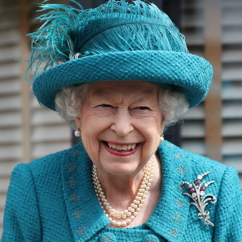 La reina Isabel II regresa a Londres para estar presente en su Jubileo de Platino
