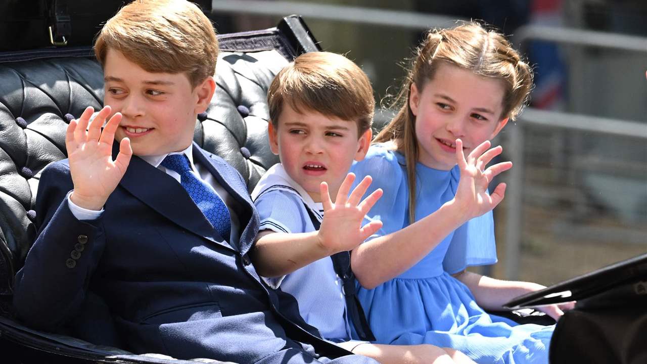 George, Charlotte y Louis, por primera vez en carruaje junto a Kate y Camilla en el Jubileo de Platino