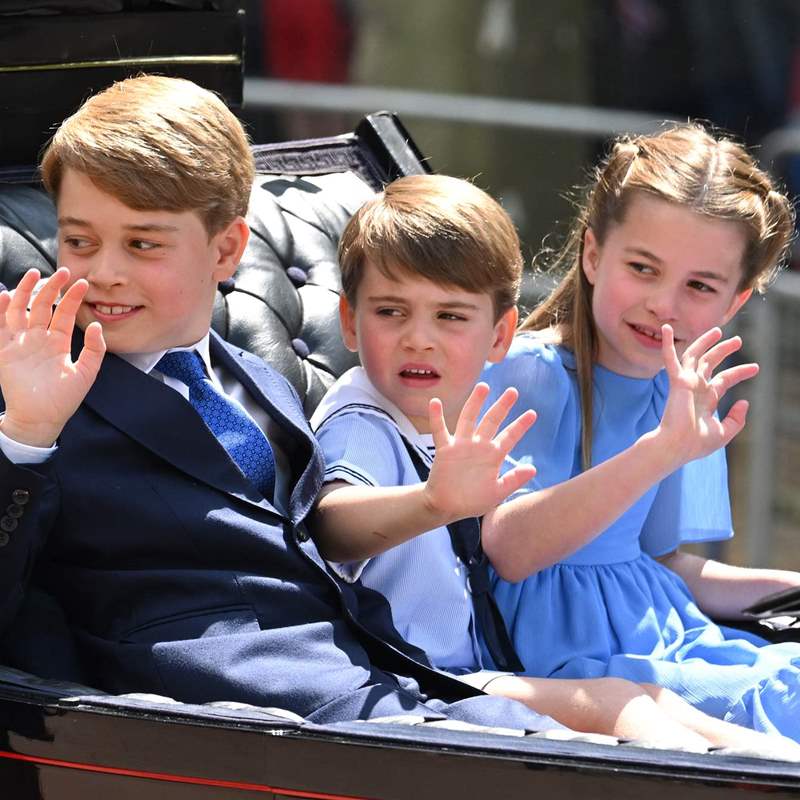 George, Charlotte y Louis, por primera vez en carruaje junto a Kate y Camilla en el Jubileo de Platino