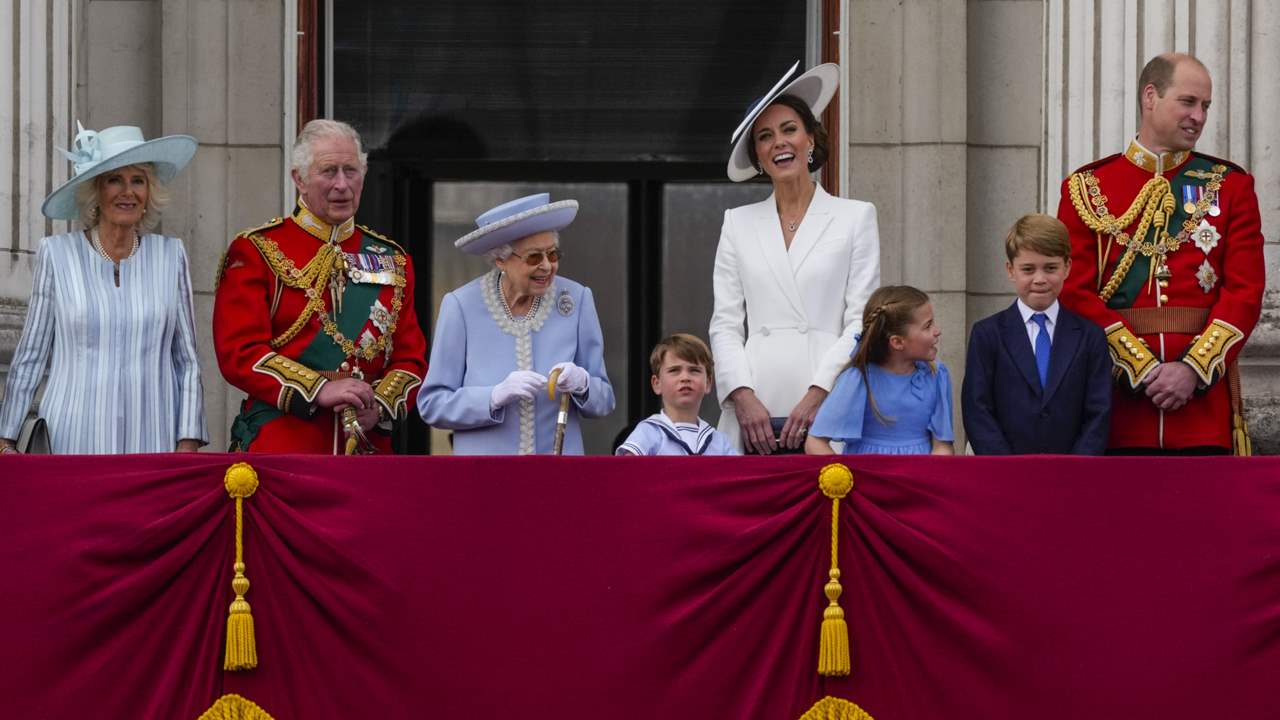La reina Isabel II, feliz con su familia, vive el día grande de su Jubileo desde el balcón de Buckingham