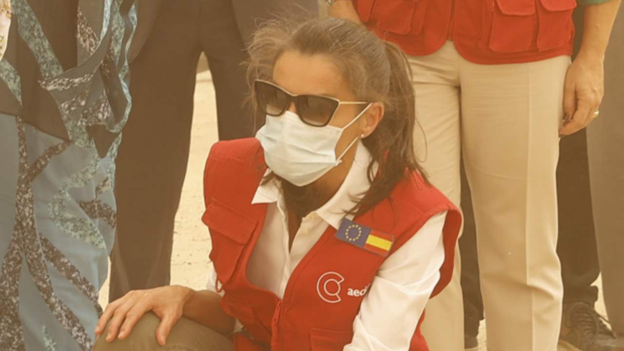La reina Letizia, con gafas de sol, hace frente a una desagradable ventisca en su último día en Mauritania