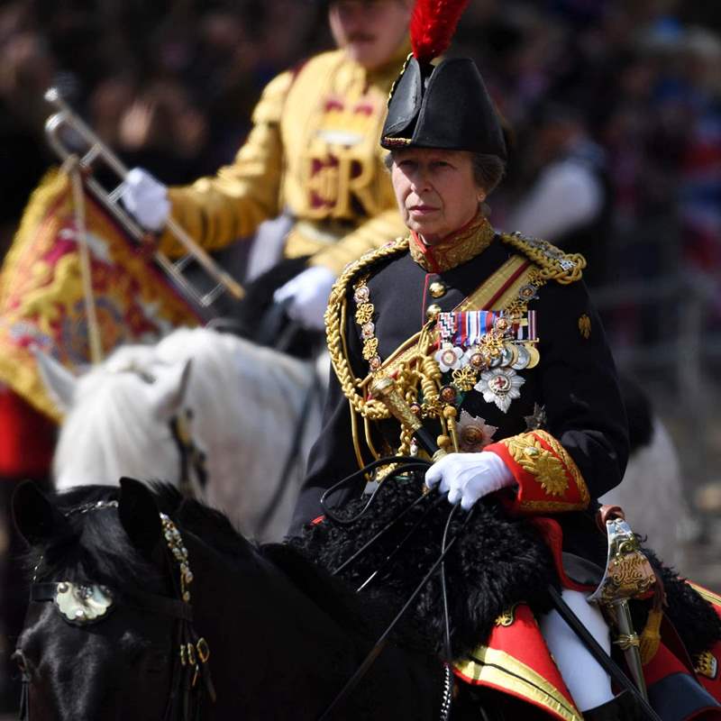 Carlos, Guillermo y Ana de Inglaterra participan a caballo en el desfile del Jubileo de Platino