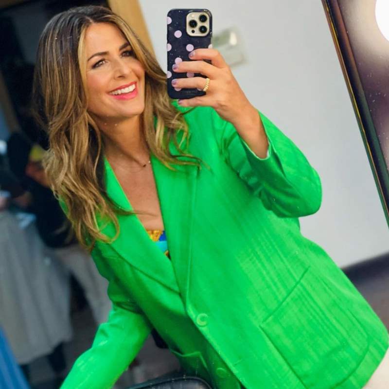 Nuria Roca arriesga y gana con una chaqueta verde flúor, la nueva fiebre entre las influencers