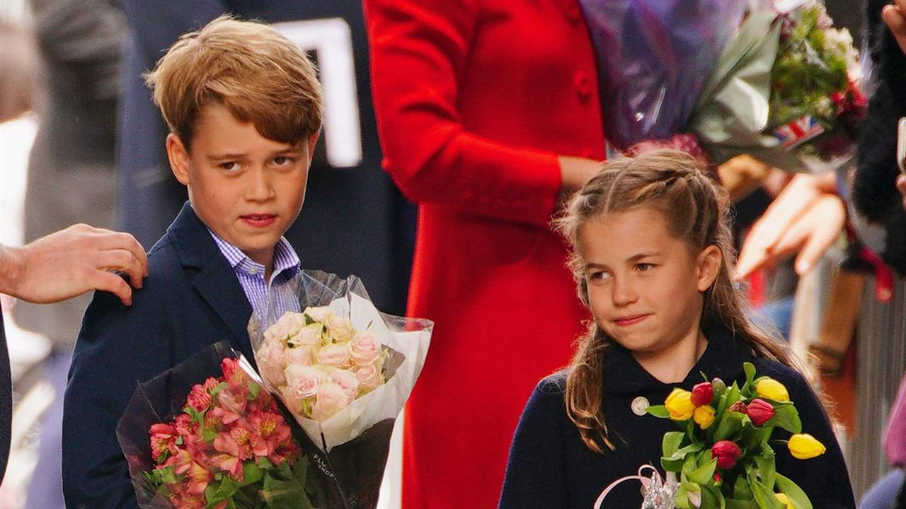 George y Charlotte, sin Louis, se dan un baño de masas en Gales junto a sus padres Kate Middleton y Guillermo