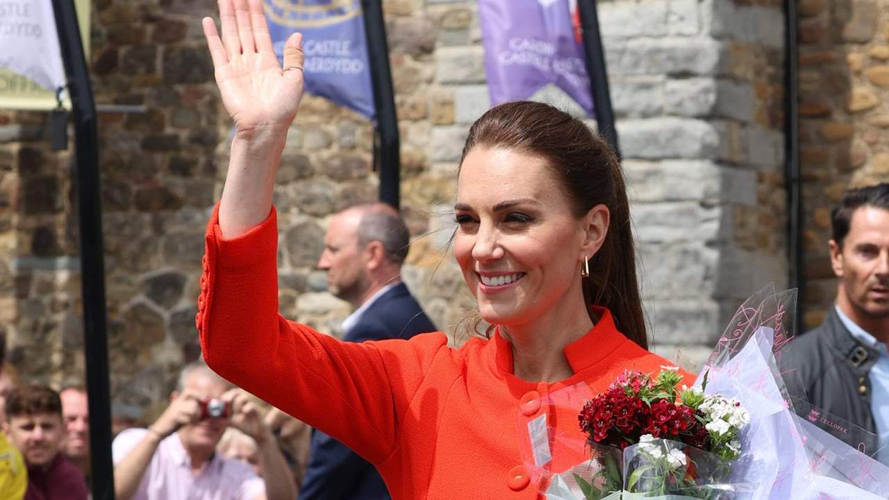 Kate Middleton cambia el amarillo por el rojo en su reaparición con sus hijos en Cardiff