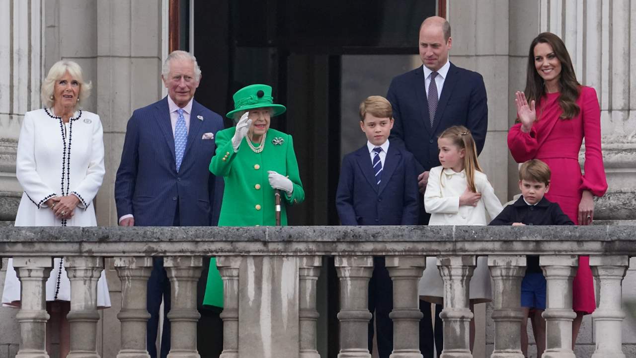 La reina Isabel II reaparece por sorpresa arropada por toda su familia para cerrar los festejos por el Jubileo de Platino