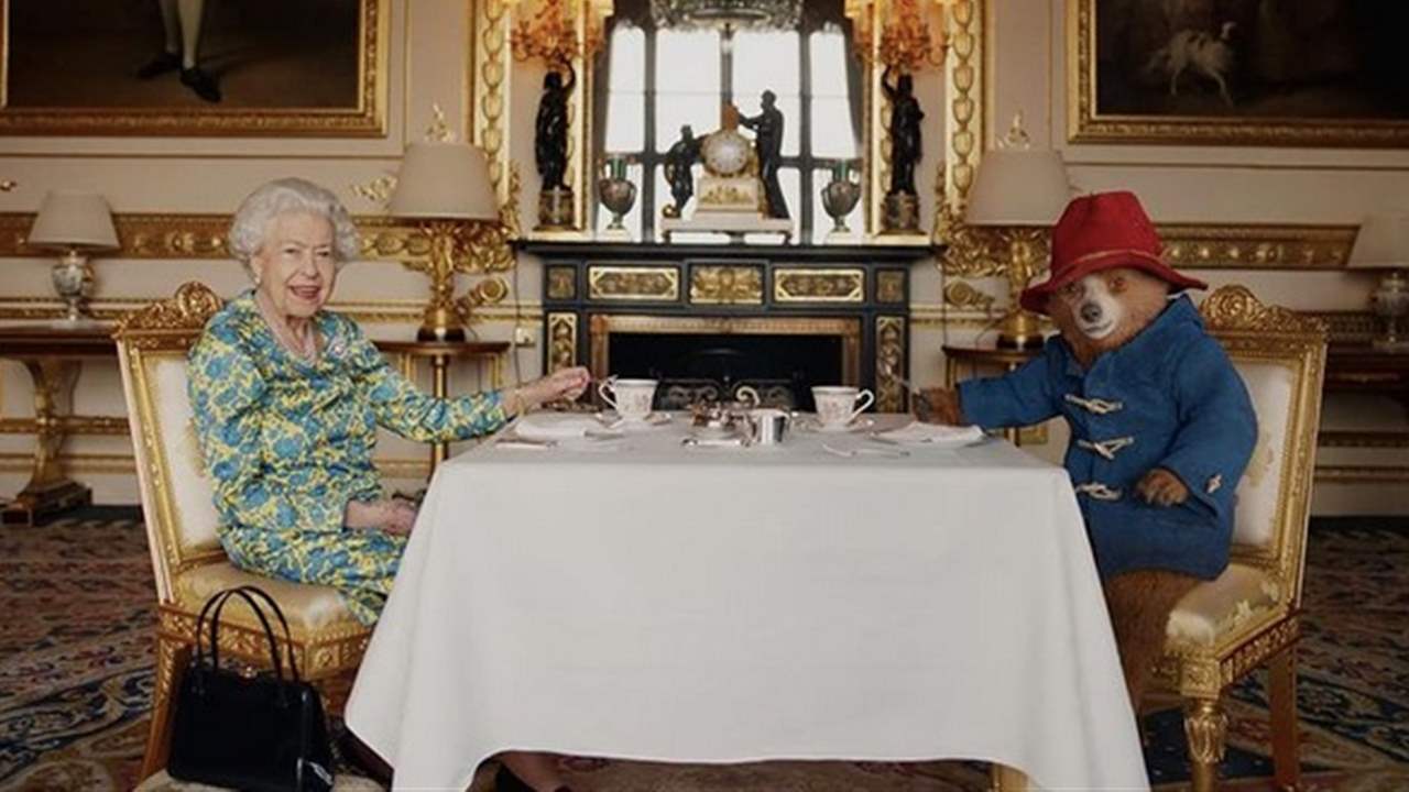 Isabel II protagoniza el vídeo más divertido tomando el té con el osito Paddington