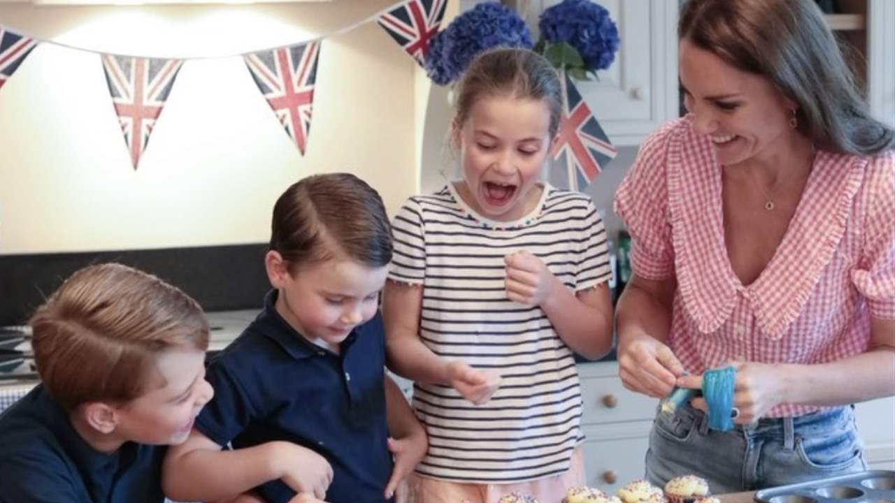 Risas y mucho amor: Las tiernas imágenes de Kate Middleton cocinando con George, Charlotte y Louis