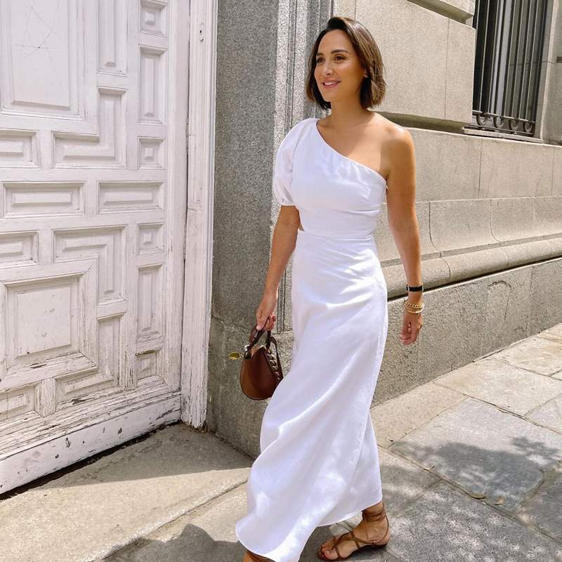 Tamara Falcó tiene el vestido blanco de lino más favorecedor para llevar con sandalias planas