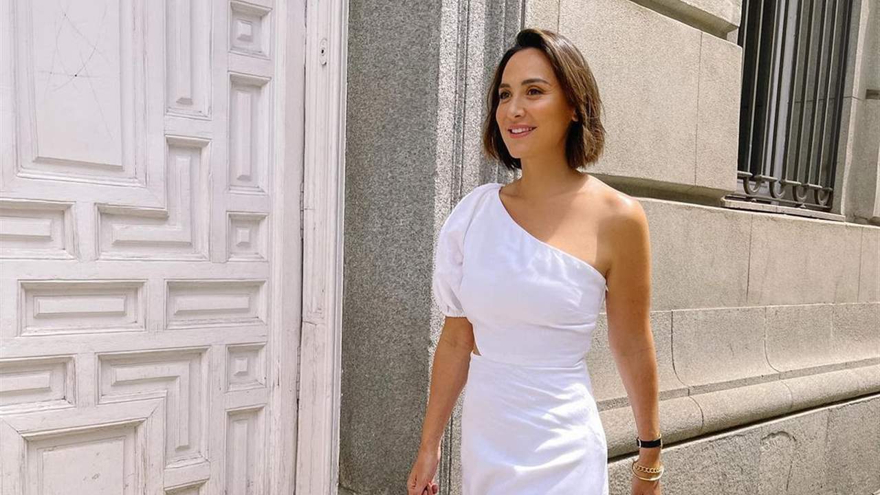 Tamara Falcó tiene el vestido blanco de lino más favorecedor para llevar con sandalias planas