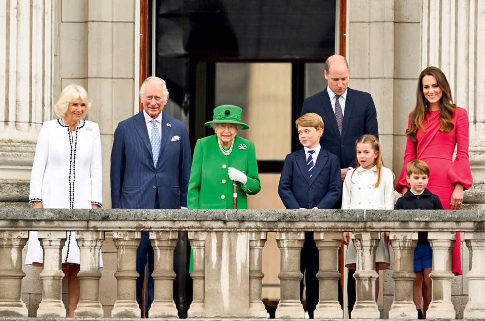 Isabel II con la familia real británica en el balcón