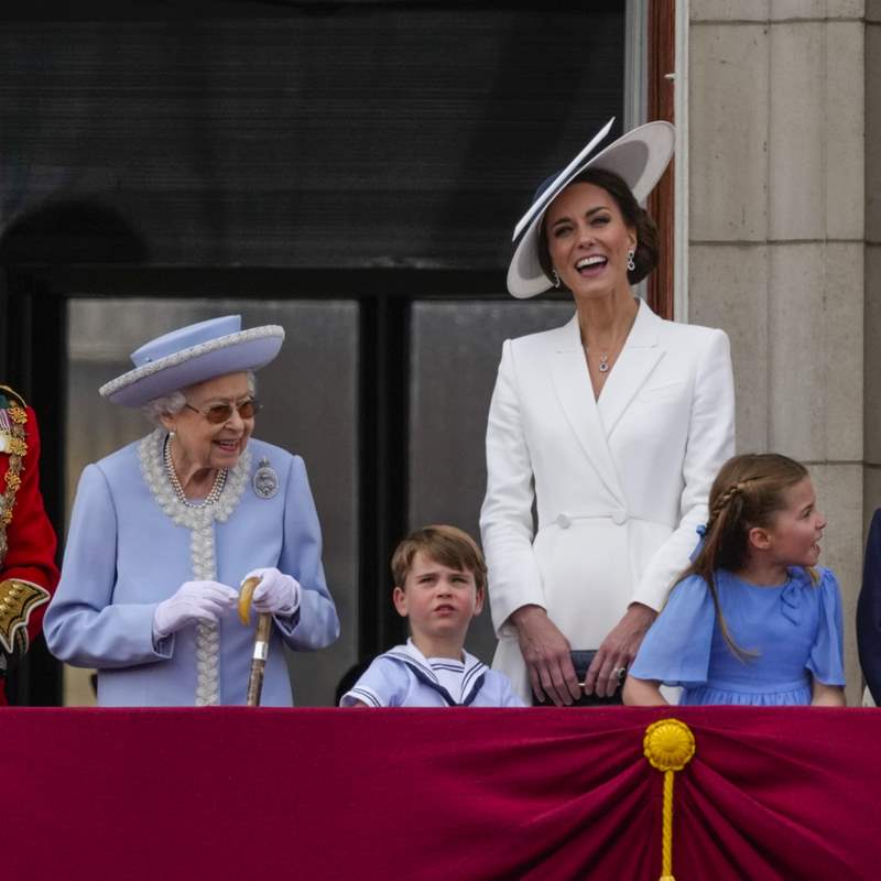 Isabel II y su familia en el balcón de Buckingham
