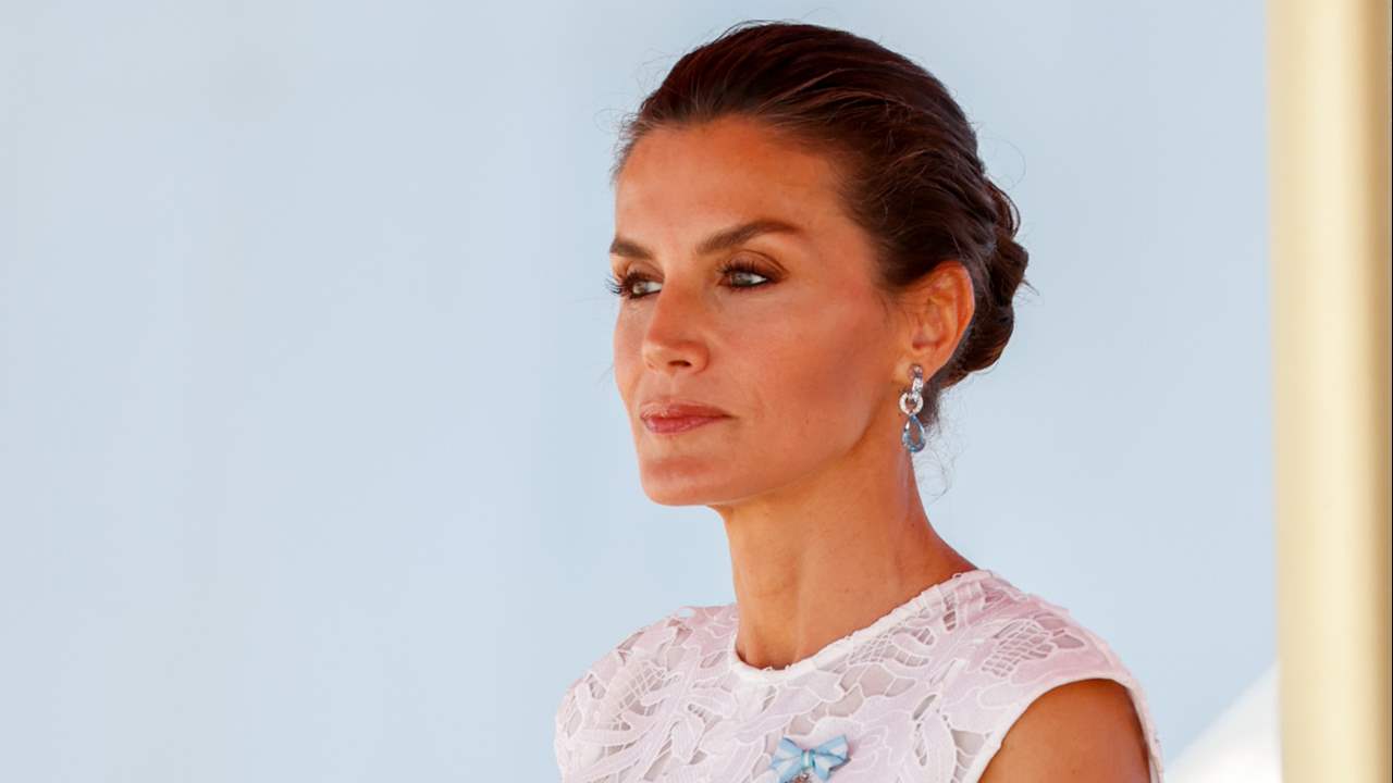 La reina Letizia enamora con un nuevo y elegantísimo vestido de encaje blanco semitransparente