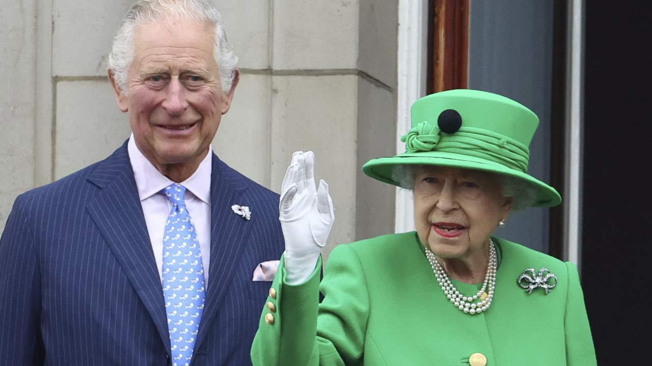 Isabel II facilita el relevo del príncipe Carlos con sus últimas y comentadas decisiones