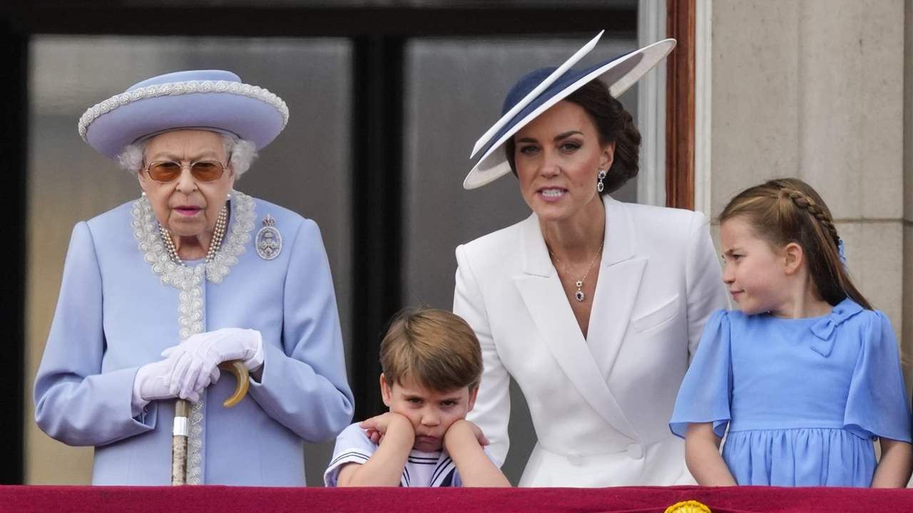 Pilar Eyre tira de la manta y destapa el golpe sobre la mesa de Isabel II con Kate Middleton