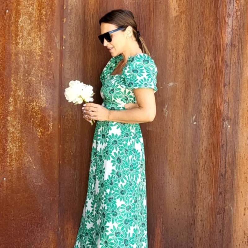 Paula Echevarría enamora con el vestido midi de flores de Mango que hace cintura de avispa