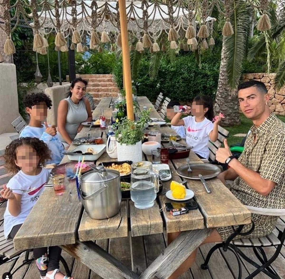 Georgina y Cristiano Ronaldo con sus hijos