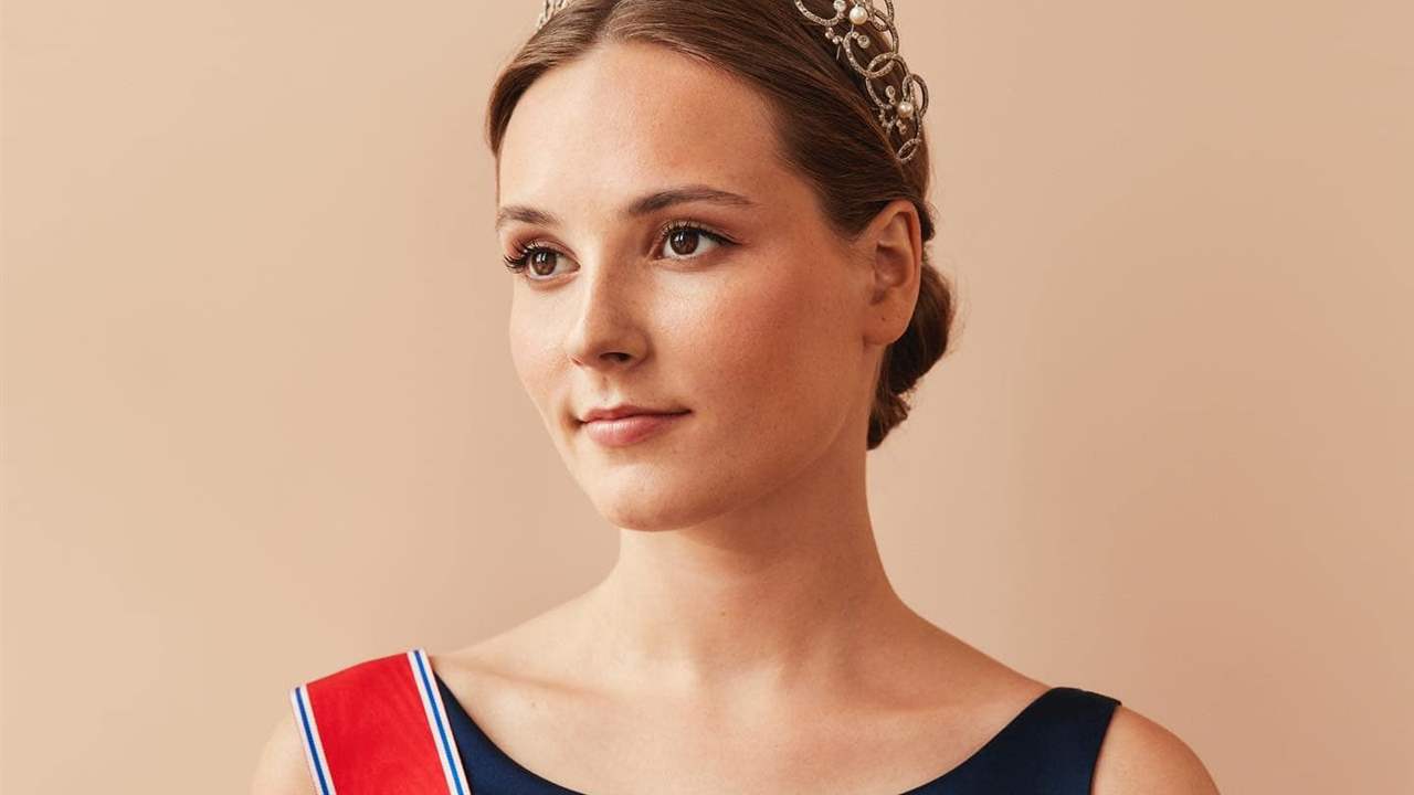 Ingrid Alexandra de Noruega estrena retratos oficiales con la tiara 'Boucheron Pearl Circle' en su gran día