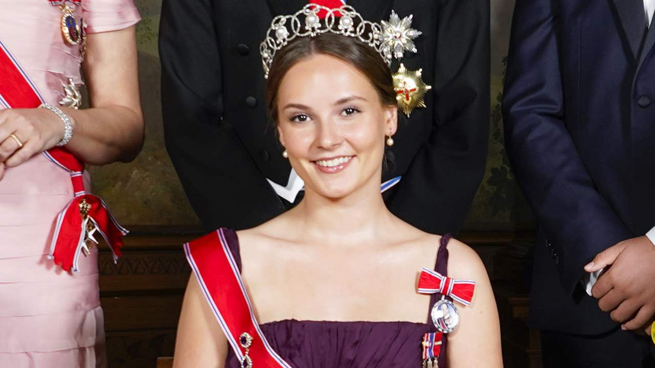 Ingrid Alexandra de Noruega, de largo y con tiara, deslumbra en su gran  fiesta de cumpleaños