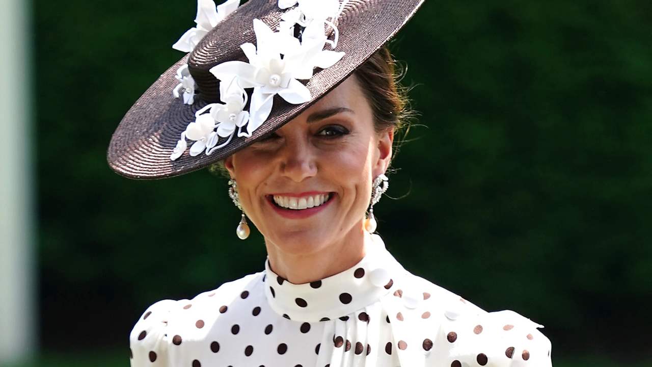 Kate Middleton triunfa en Ascot con el vestido de lunares más elegante y pamela con flores