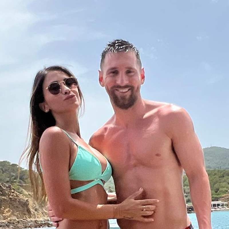 Las vacaciones a todo lujo de Leo Messi y Antonela Roccuzzo en Ibiza a bordo de un yate de 9.000 euros/día