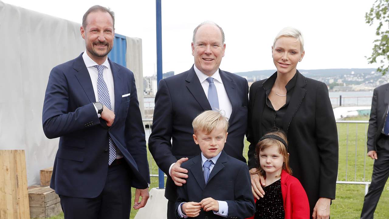 Charlene, junto a Alberto y sus hijos, sale de Mónaco y protagoniza su primer viaje oficial en mucho tiempo