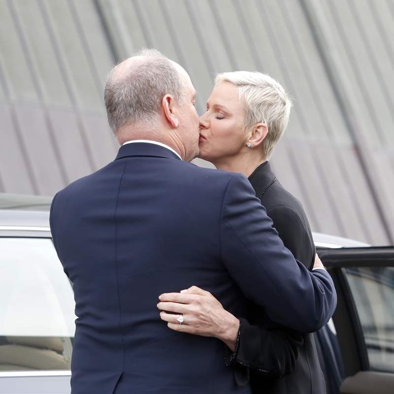 Charlene y Alberto de Mónaco, más románticos que nunca, zanjan rumores de crisis a golpe de beso