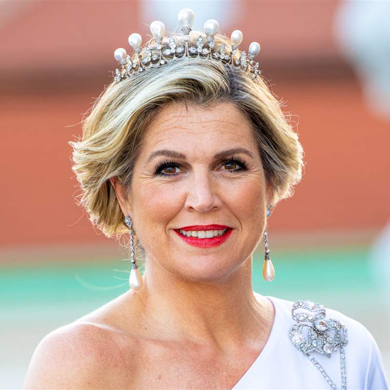 Máxima de Holanda deslumbra con un vestido blanco asimétrico y una espectacular tiara en Viena