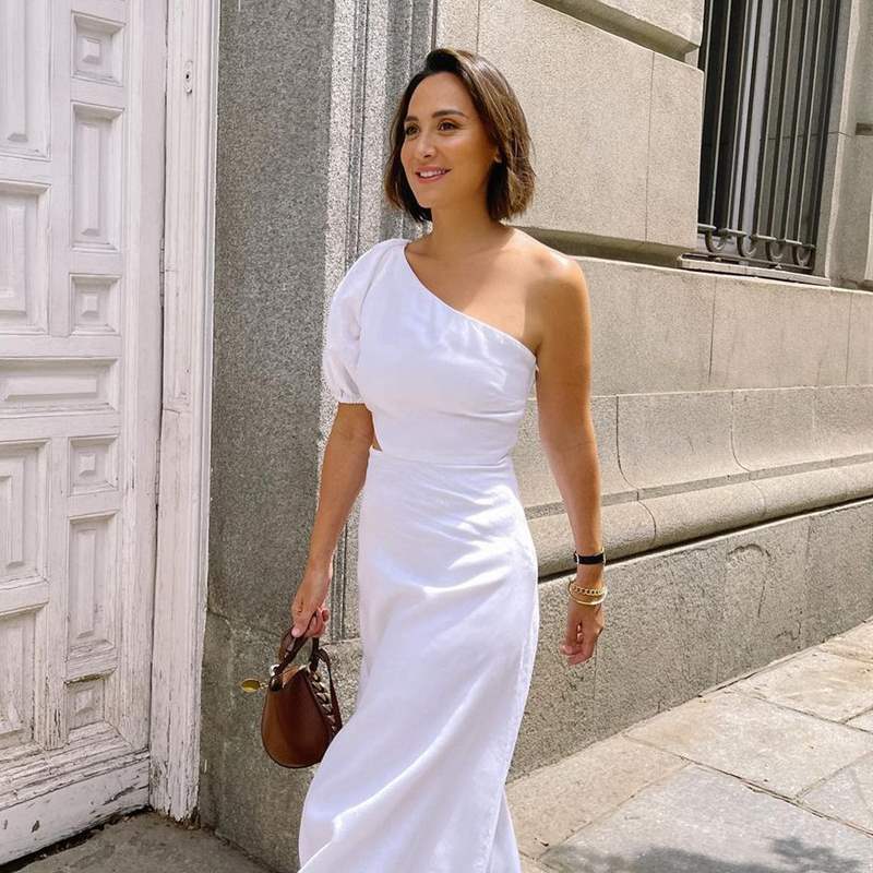 Tamara Falcó, ideal con el vestido midi de invitada más original y favorecedor de las rebajas de Cortefiel