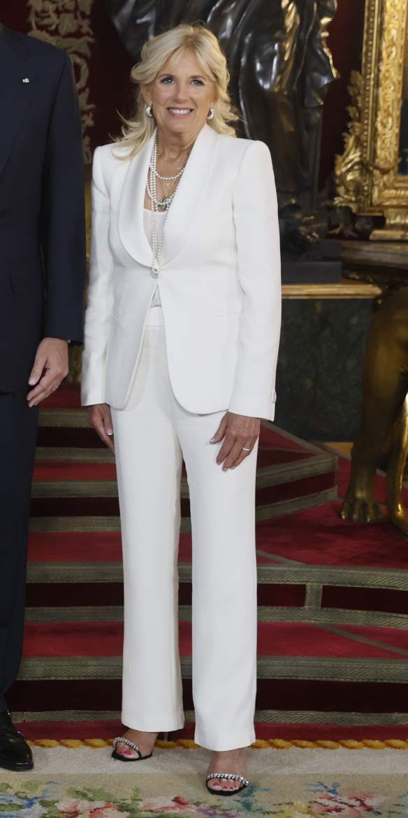 Jill Biden con traje de chaqueta blanco