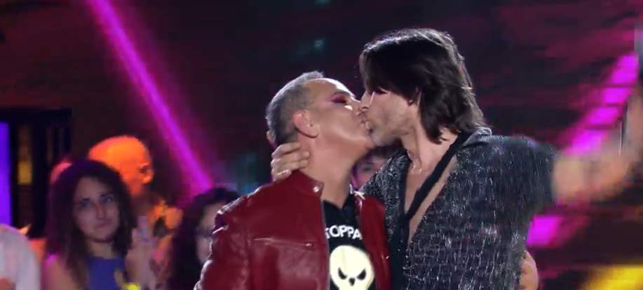 Beso entre Víctor Sandoval y Javián