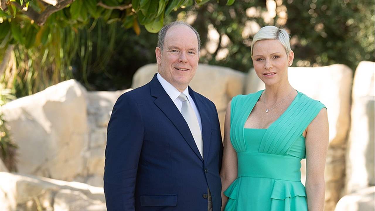 Alberto y Charlene de Mónaco afianzan sus 11 años de matrimonio estrenando idílico retrato oficial