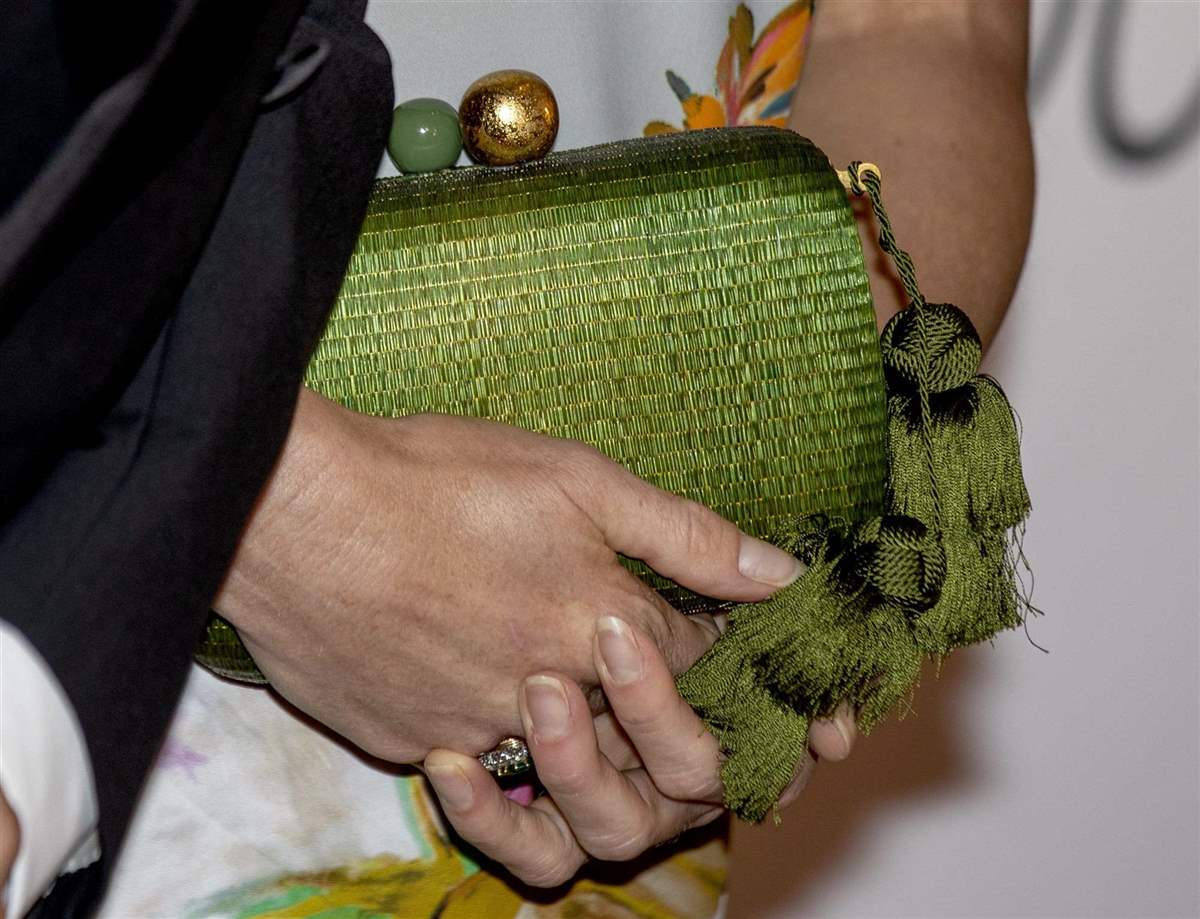 Detalle del bolso de mano verde de la reina Máxima de Holanda.